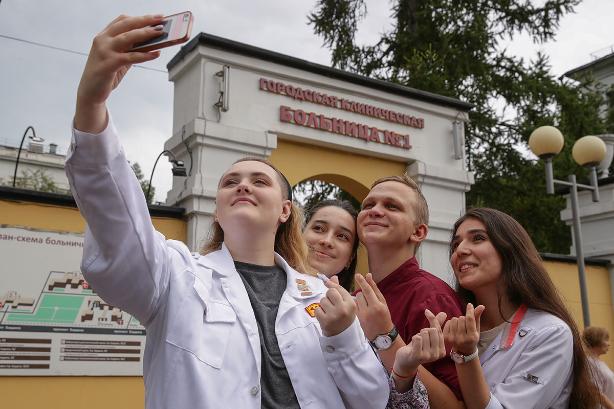 Студенты-медики у здания больницы