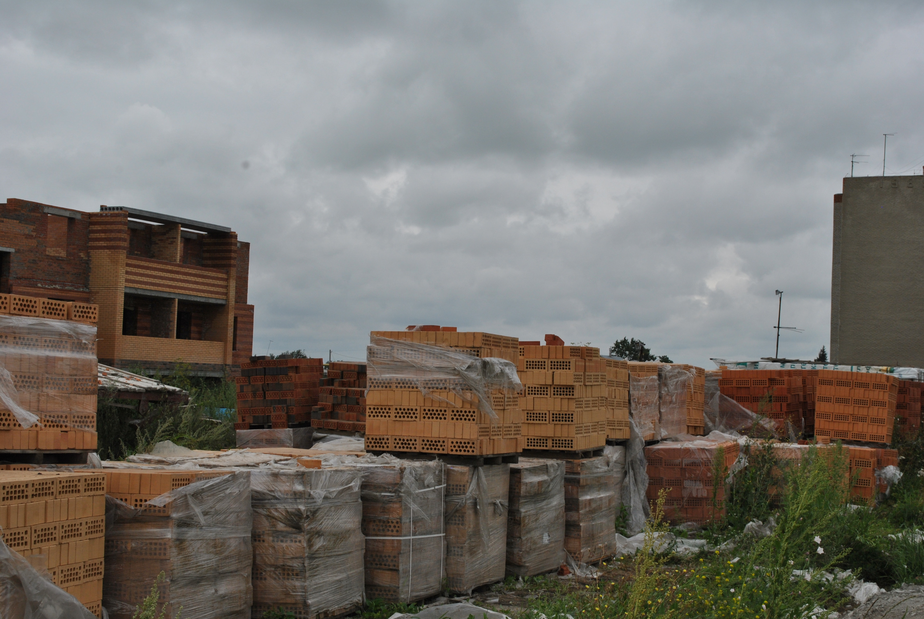 группа кирпичи. машина построенная из кирпичей. кто был на районе поставлял кирпичи. кирпичи группа 1996. контейнерная площадка для мусора из кирпича.