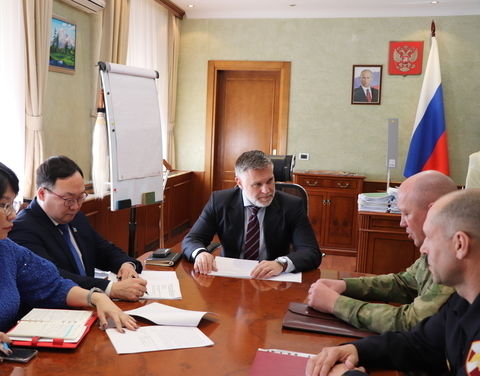 Премьер Якутии провел рабочую встречу с заместителем командующего Восточным округом войск национальной гвардии РФ 