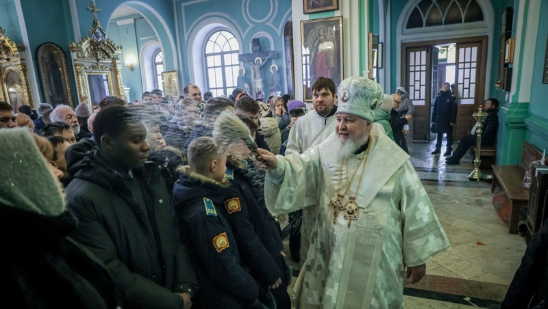 Митрополит освятил воду в Андреевском соборе Ставрополя накануне Крещения