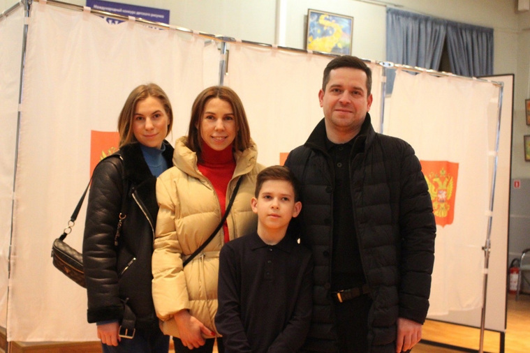 Александр Русанов вместе с семьей на выборах президента РФ