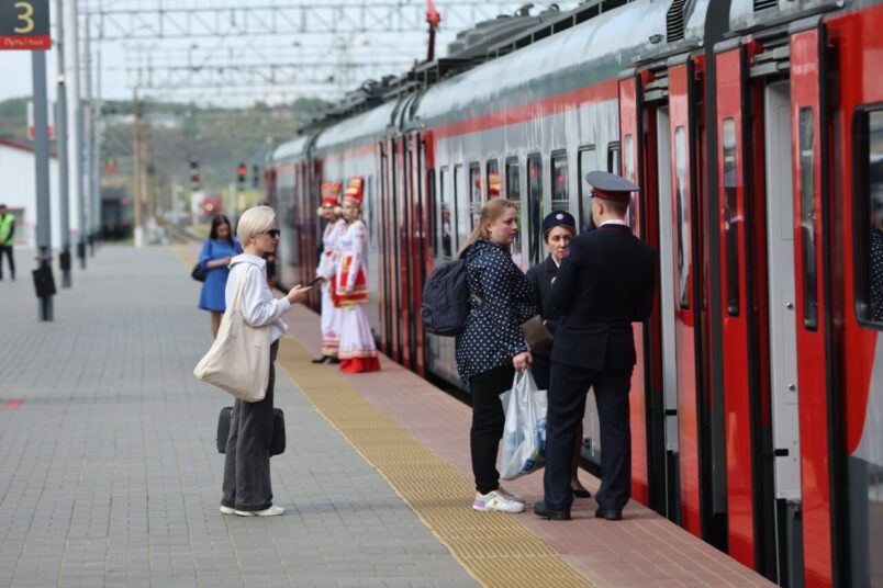 Стрела саранск пенза. Электричка Сурская стрела Пенза Саранск. Пригородный поезд. Сурская стрела электричка. Сурская стрела Пенза Саранск.