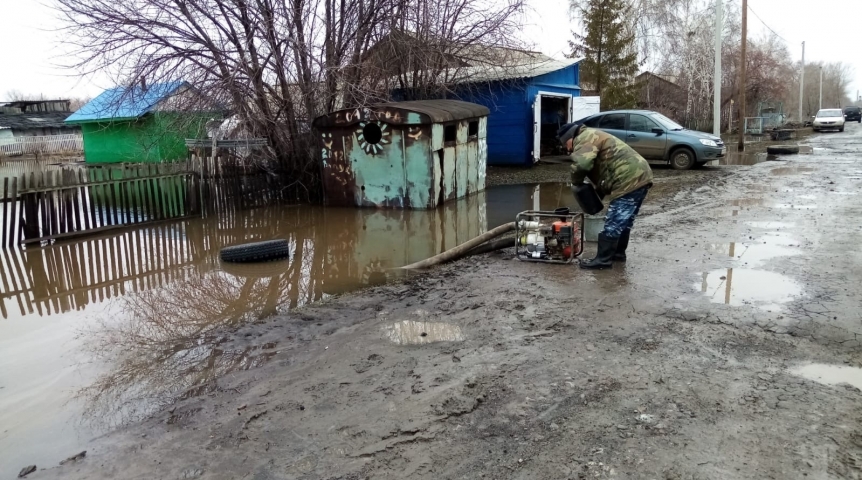 Заявлено о снижении уровня воды в затопленном поселке Омской области