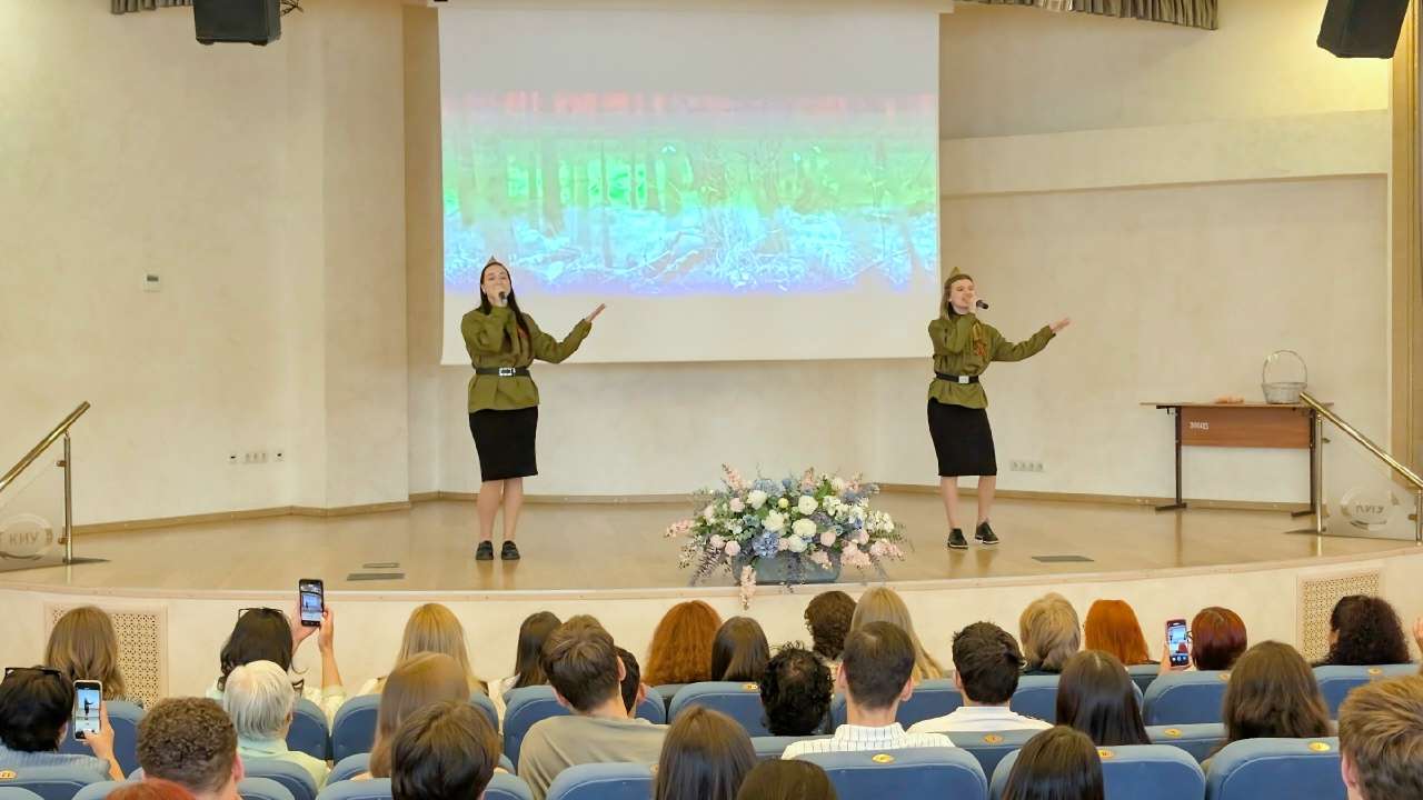 «Время уходит. С нами остаётся память»: в КИУ прошёл концерт ко Дню Победы