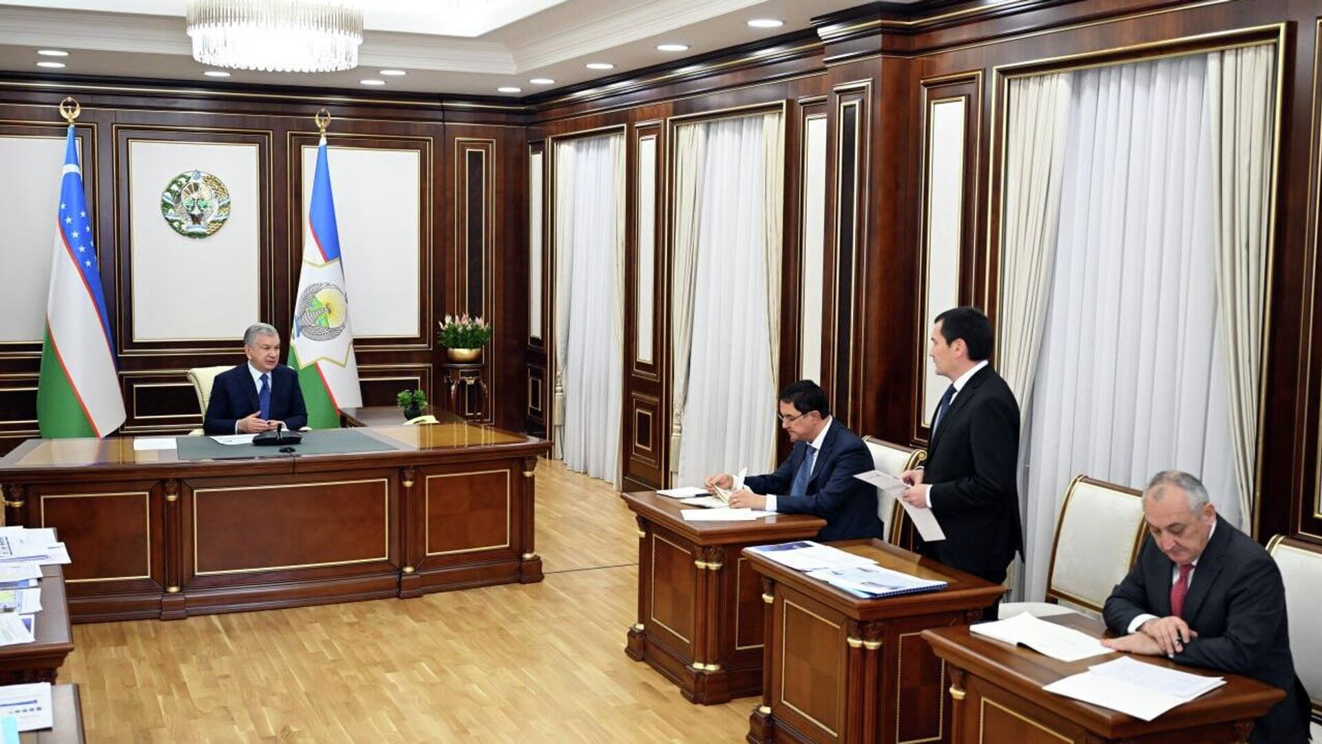 Шавкату Мирзиёеву представлена информация о проводимой работе в жд отрасли и планах на ближайшие годы. - Sputnik Узбекистан, 1920, 14.11.2025