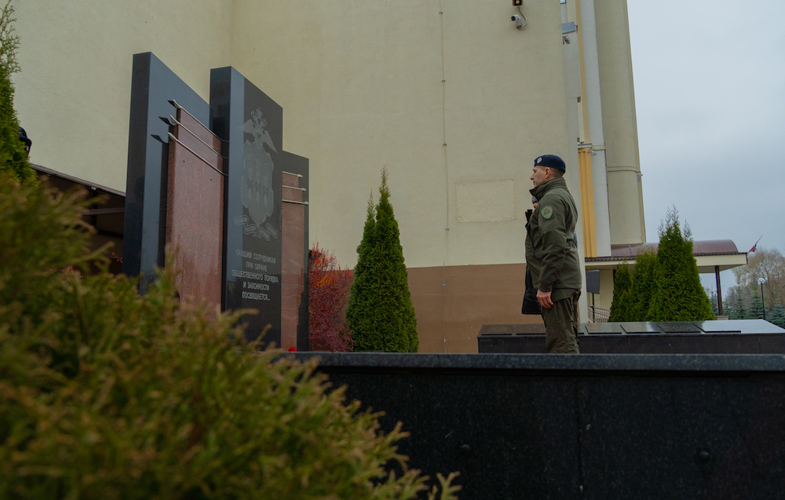Росгвардейцы отдали долг памяти у мемориала сотрудникам органов внутренних дел