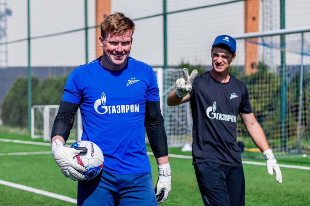 Никита Гойло (слева)