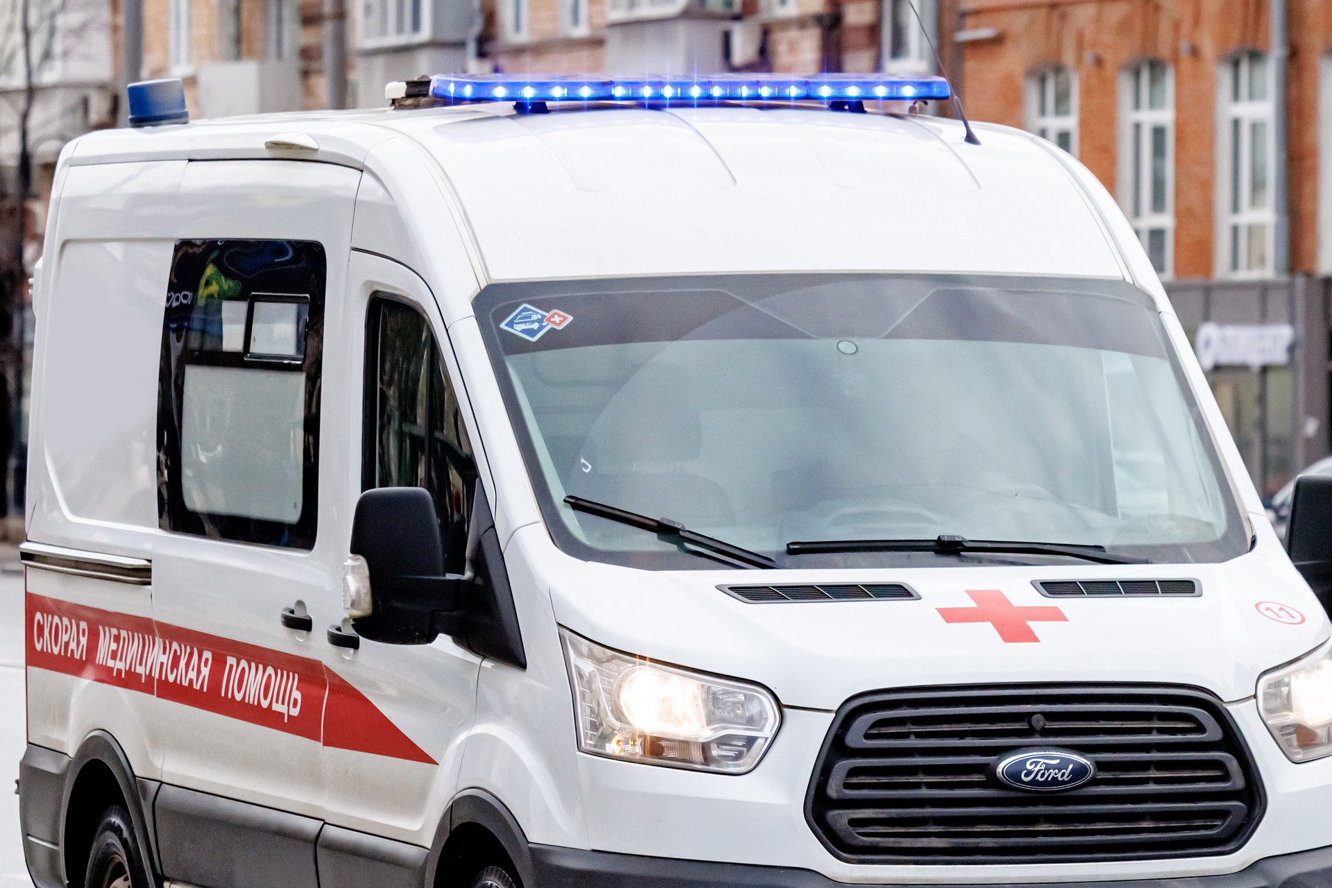 В Москве девушка за рулем получила ожоги из-за прорыва трубы