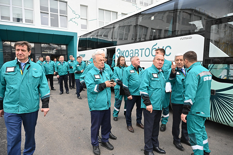 С утра депутаты смотрели объекты «Нижнекамскнефтехима», а в обед собрались в главном здании, чтобы рассмотреть несколько вопросов