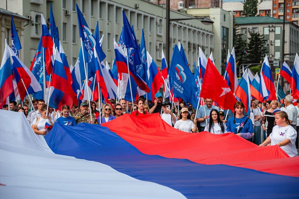 День России в Липецке отметили парадом флагов