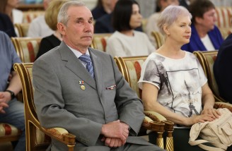 Алексей Текслер вручил государственные и региональные награды южноуральцам. Автор фото - Наиль Фаттахов 