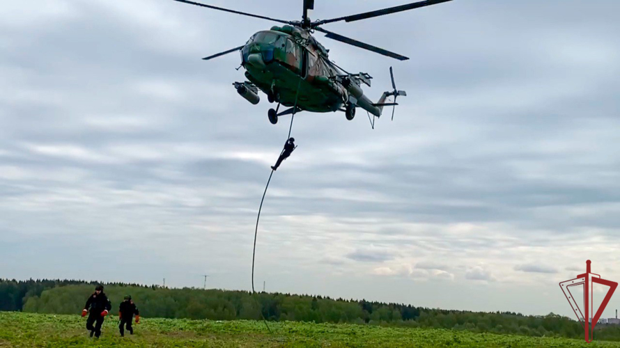 Столичный спецназ Росгвардии отработал элементы беспарашютного десантирования из вертолета