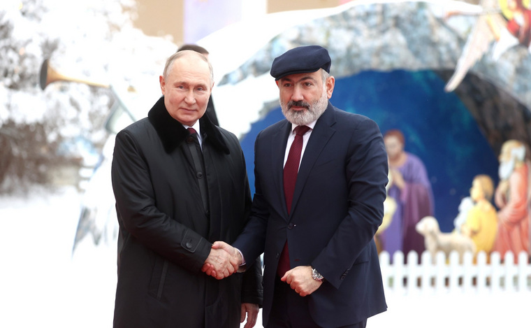 Премьер-министр Армении Никол Пашинян (справа) впервые за последние месяцы приехал на встречу с коллегами