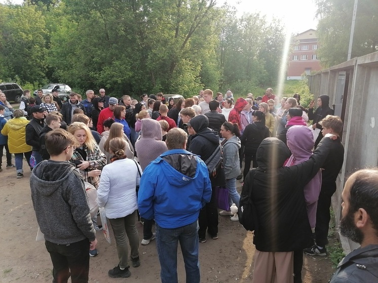 В Ярославле подростки и взрослые штурмуют колледж