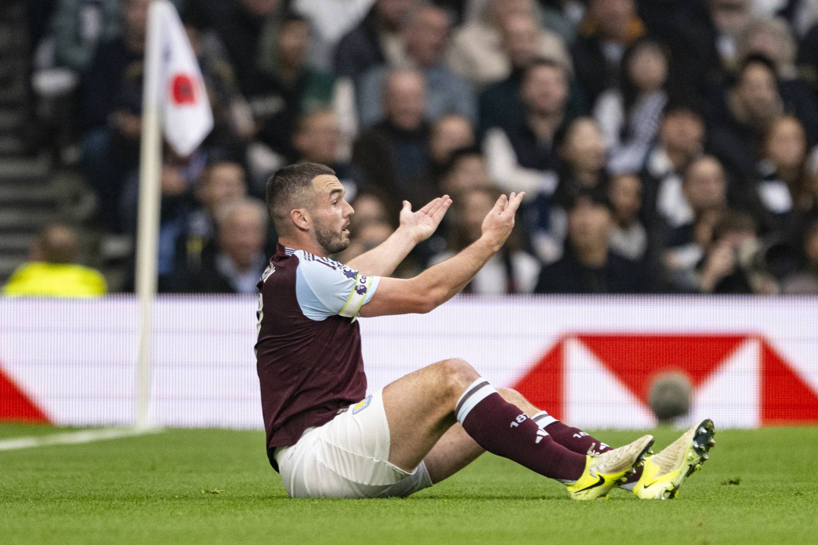 «Астон Вилла» продлила контракт с основным полузащитником