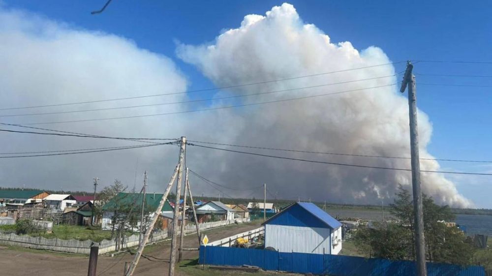 Спасатели Службы спасения Якутии работают на тушении лесного пожара близ с. ылгы-Ытар Среднеколымского района