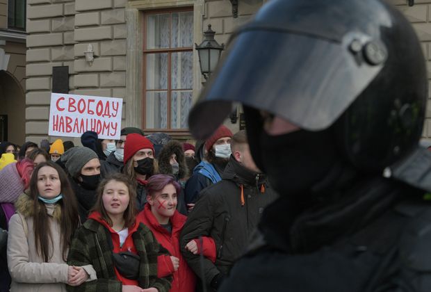 Участники несанкционированной акции сторонников Алексея Навального (признан террористом и экстремистом)