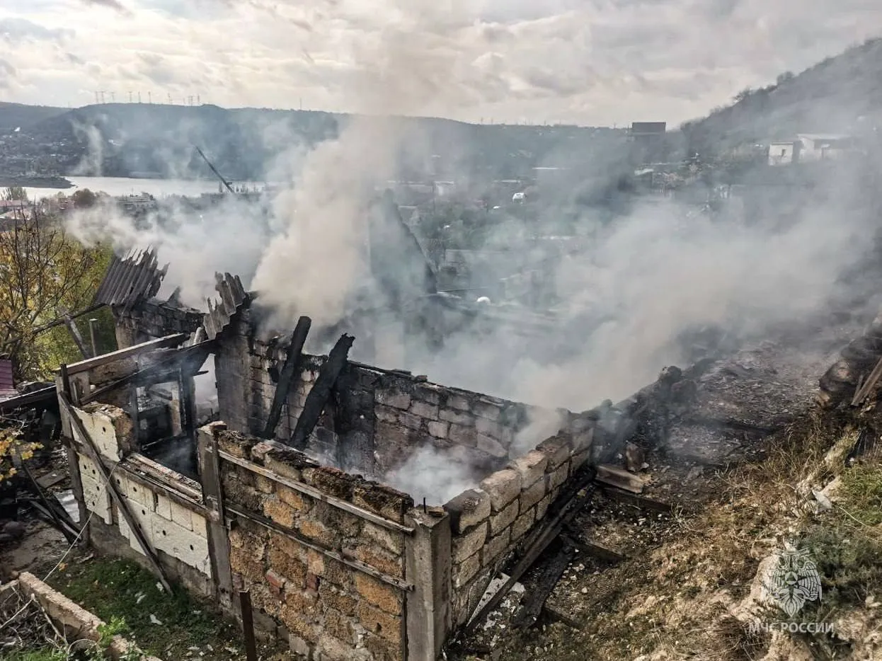 Силы МЧС тушат частный дом в Инкермане></div><div class=