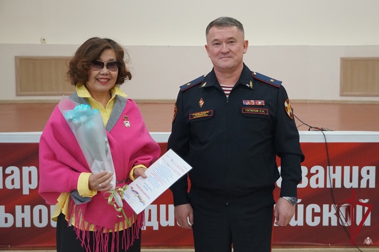 В Бурятии росгвардейцы поздравили ветеранов войск правопорядка