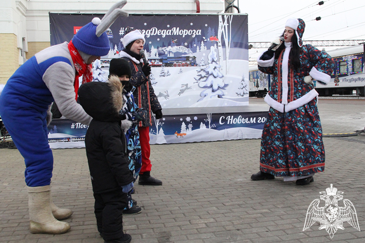 Росгвардия обеспечила безопасность прибытия поезда Деда Мороза в Тюменскую область