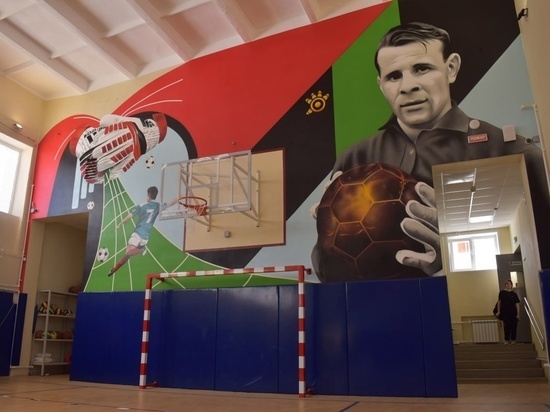 В Няндоме на стене школы нарисовали портрет советского вратаря Льва Яшина