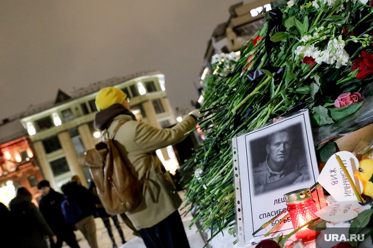Возложение цветов к Соловецкому камню в день смерти Алексея Навального 16 февраля 2024. Москва, навальный алексей, навальный алексей 2024, навальный алексей смерть