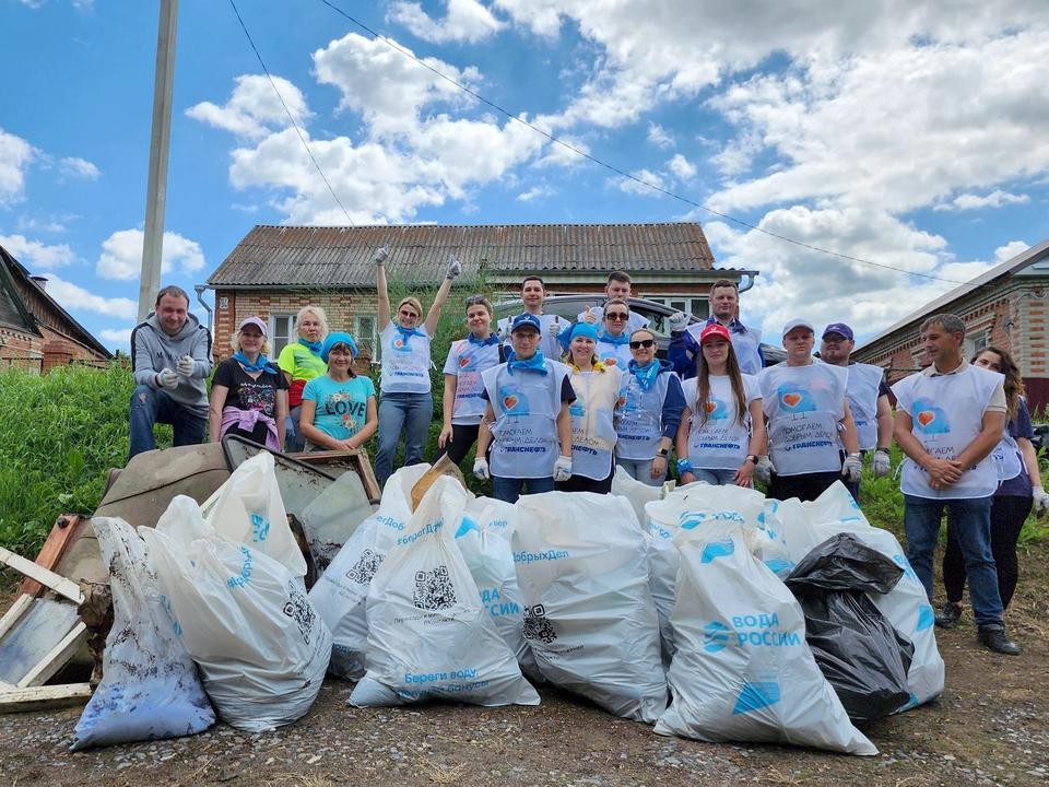 10 кубов мусора собрали участники акции «Вода России» с прибрежной зоны пруда в деревне Головачево