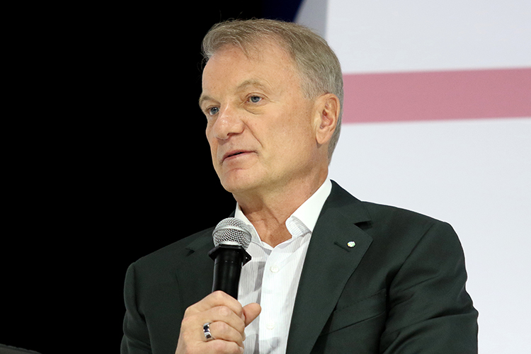 Герман Греф: «Готовы играть по любым правилам, которые будут спущены. Не всегда комфортно, конечно, когда приходишь в хоккейной форме в хоккейную коробку, а тебе предлагают играть в бадминтон»