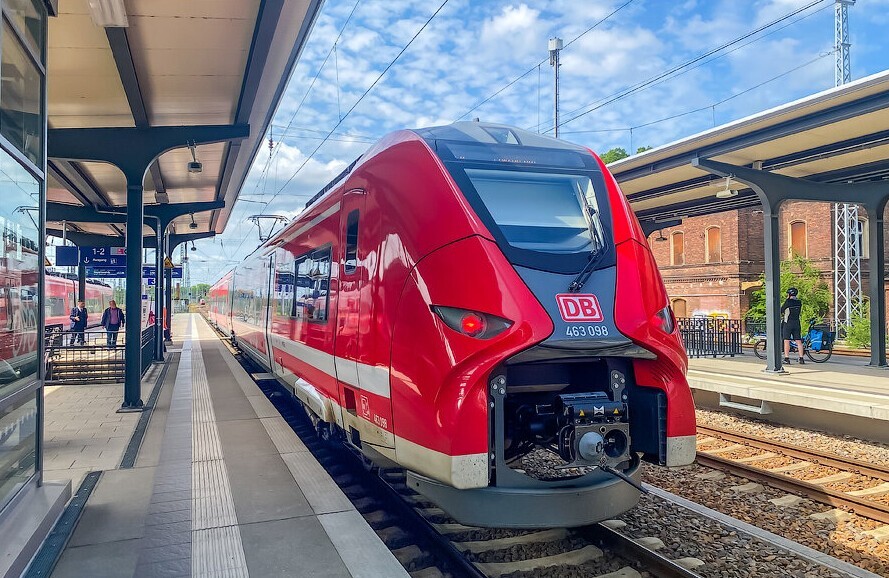 Как выглядит внутри электричка финист As the usual German suburban electric train looks insid Economics Seldon News