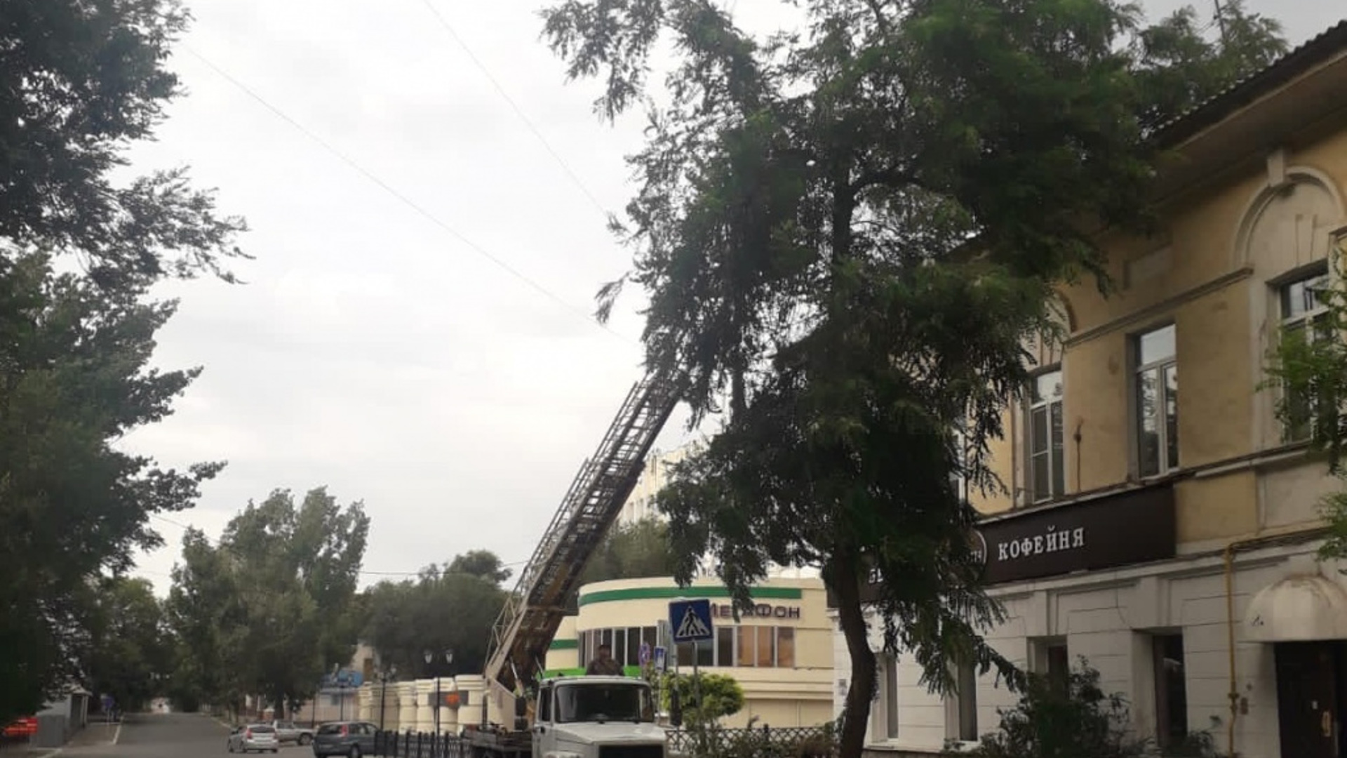 Сильный ветер в астрахани. Гроза в городе. Сильный ветер в астрахани. Шторм в таганроге 27 ноября. Астраханский ветер.