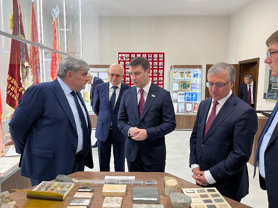 Казбек Коков поздравил коллектив Терского завода алмазного инструмента с 65-летием со дня его образования