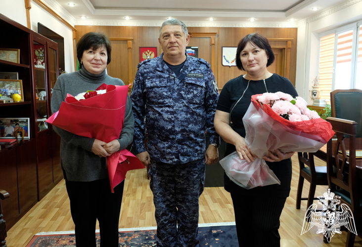 В Дагестане росгвардейцы поздравили тележурналистов с профессиональным праздником
