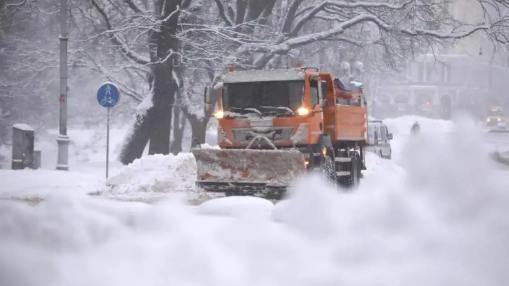 Снег продолжает осложнять дорожные условия по всей стране