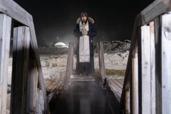 Почти 400 кемеровчан окунулись в прорубь на Крещение в аномальные морозы