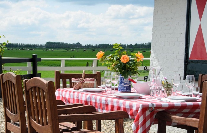 С кухни есть выход на террасу, где обустроена летняя столовая. | Фото: bedandbreakfast.eu.