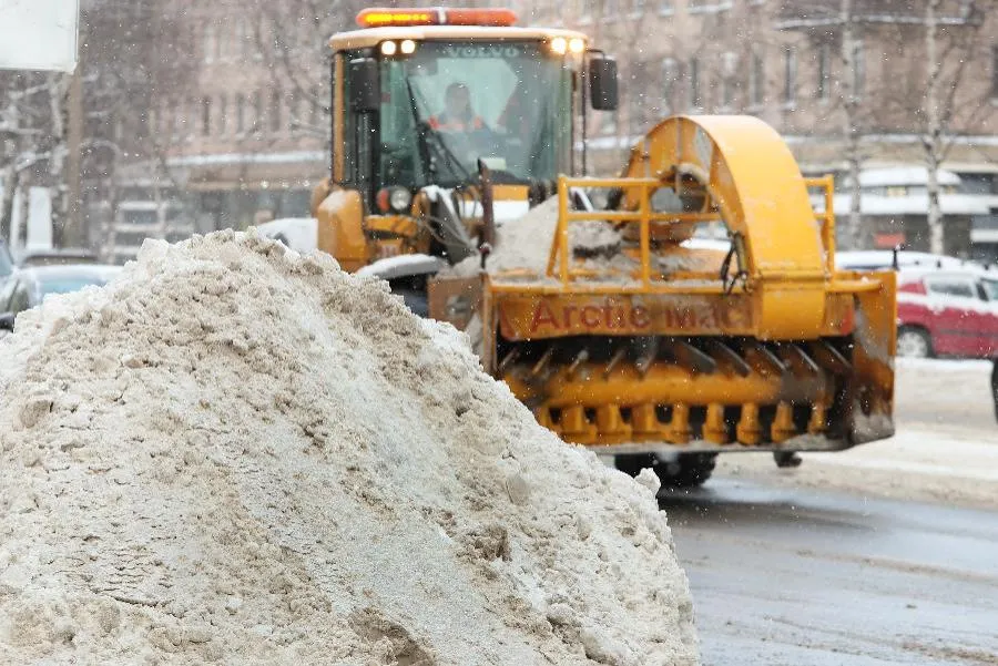 Петербургские дорожные предприятия продолжают устранять последствия снегопада | ФОТО Дмитрия СОКОЛОВА