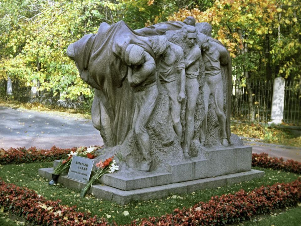 «Чупа-чупс» и «Ильич - длинная рука»: самые необычные памятники Ленину в Подмосковье