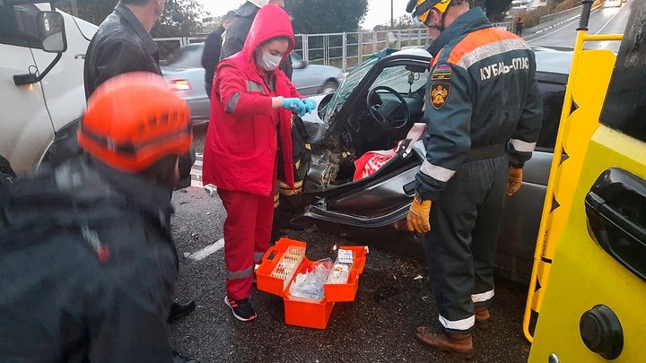 В Сочи спасателям пришлось вырезать водителя из смятой отечественной легковушки