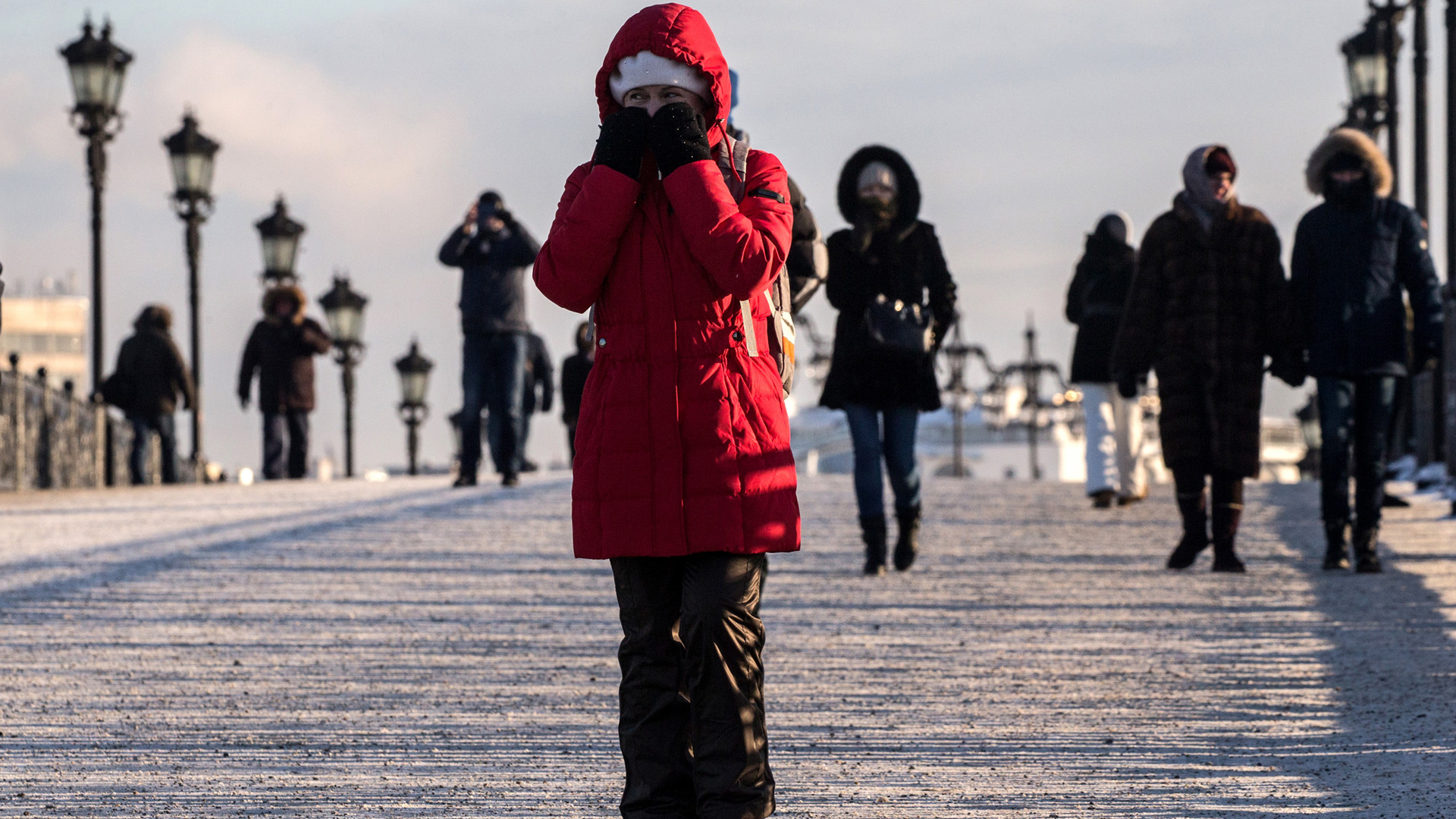 Сколько мороз улица. Морозы в Москве. Холод в Москве. Зима в России люди. Люди зимой.