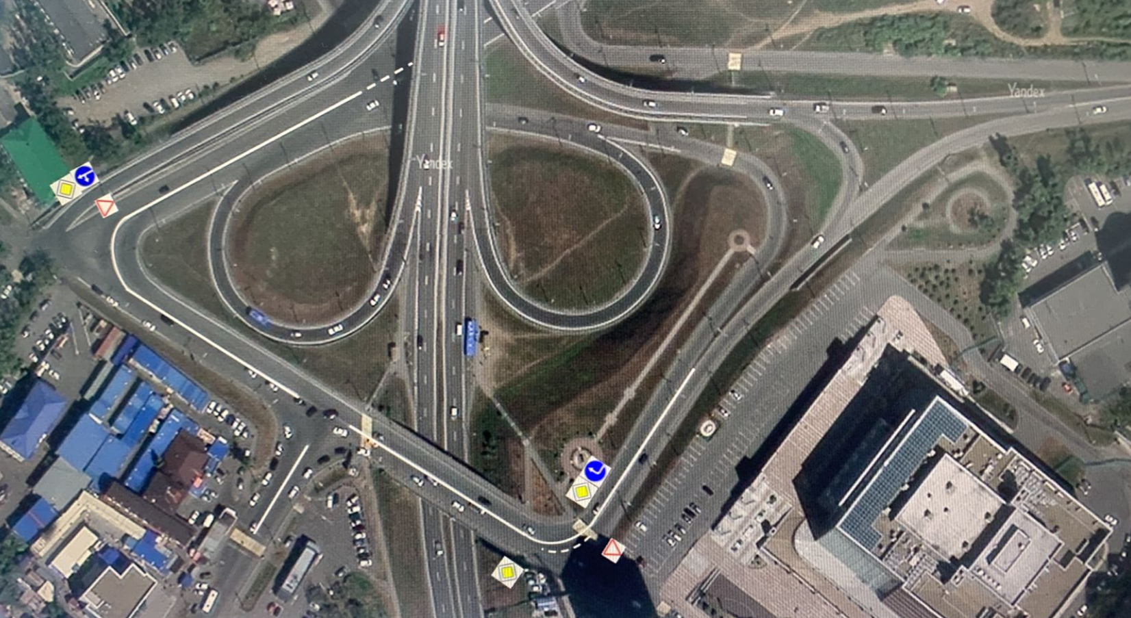 Движение на новом мосту. Дорожная развязка. Съезд с моста. Автомобильное движение. Проект Карабулинской развязки.