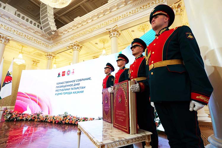 Вчера более 30 наград за заслуги перед городом и республикой нашли своих владельцев