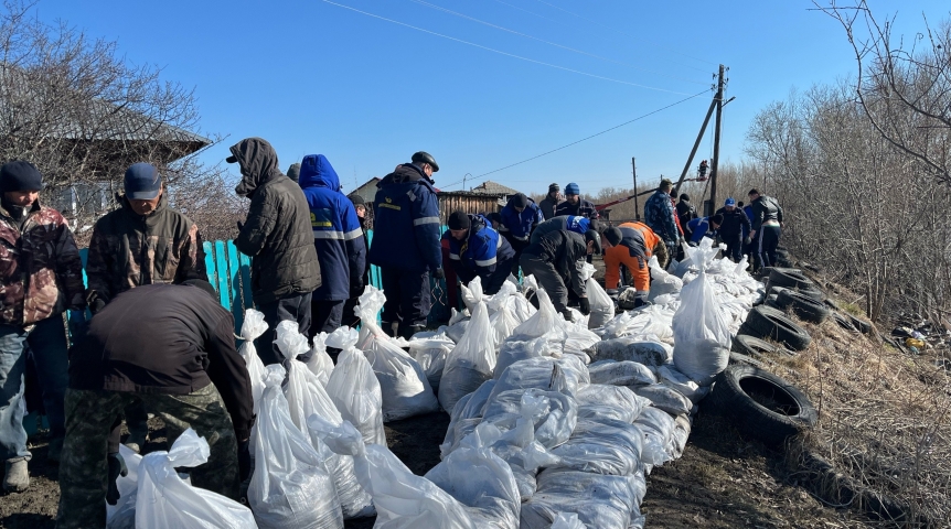 Жители Усть-Ишимского района Омской области вышли на борьбу с паводком