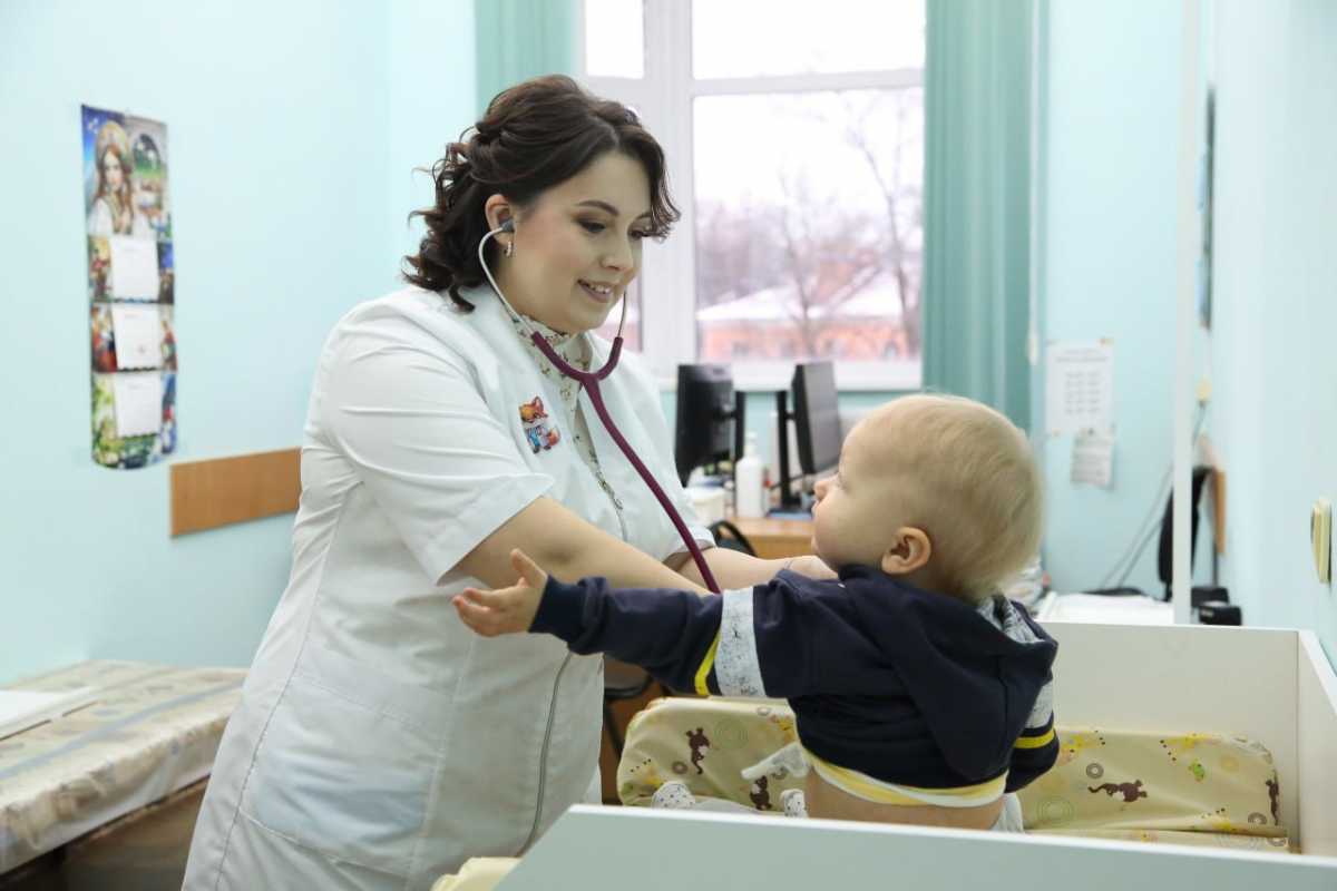 Внимательный доктор старается не только назначить лечение каждому, но и подарить частичку тепла.