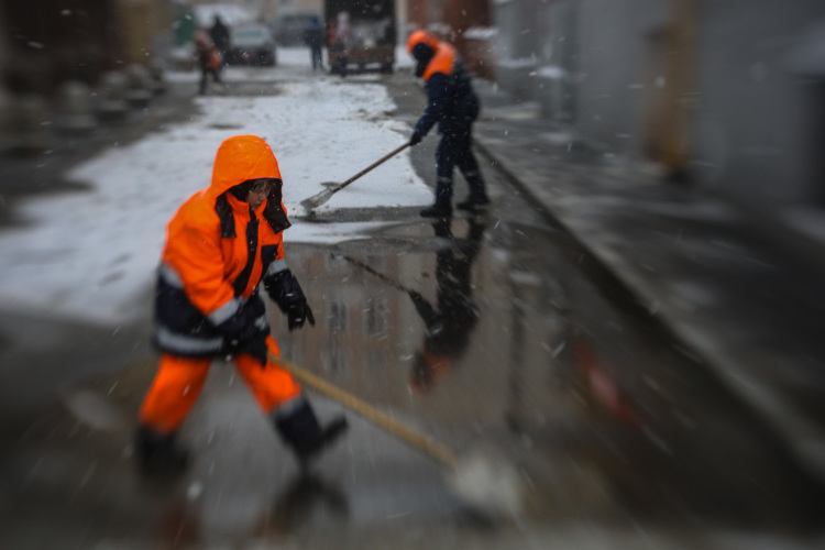 Придомовую территорию надо очистить за 6 часов после выпадения снега, кровлю положено убирать при высоте снежного покрова свыше 30 см, а в оттепель «шапка» не должна превышать 30 сантиметров