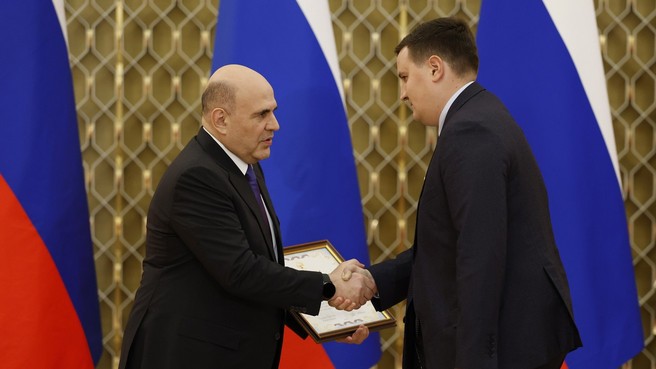 Михаил Мишустин вручил премии Правительства в области науки и техники для молодых учёных. С доцентом отделения экспериментальной физики Инженерной школы ядерных технологий Национального исследовательского Томского политехнического университета, кандидатом технических наук Виктором Николаевичем Кудияровым