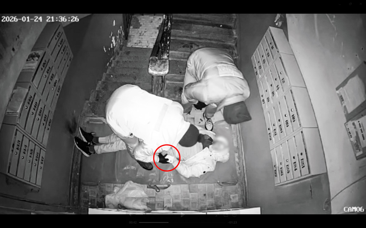 СК проверяет обстоятельства смерти 45-летнего мужчины в подъезде