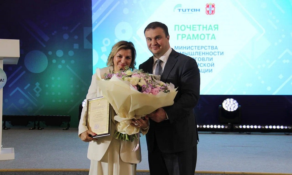 В честь Дня химика Виталий Хоценко отметил заслуги работников ГК «Титан», вручив им награды