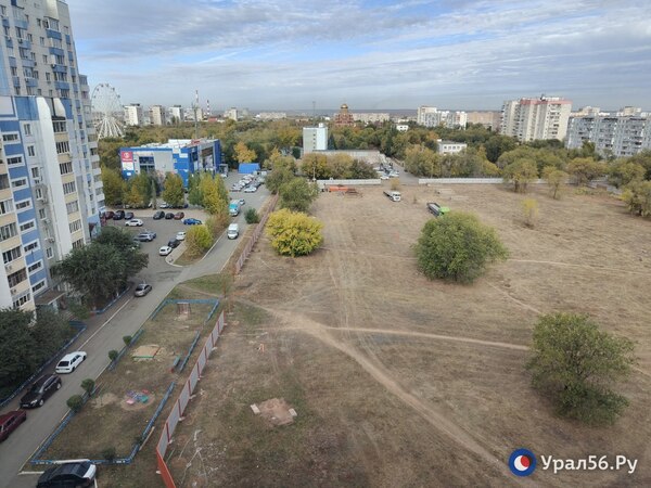 В Оренбурге на месте школы, которую ждали больше 15 лет, начали устанавливать забор — здесь построят ЖК