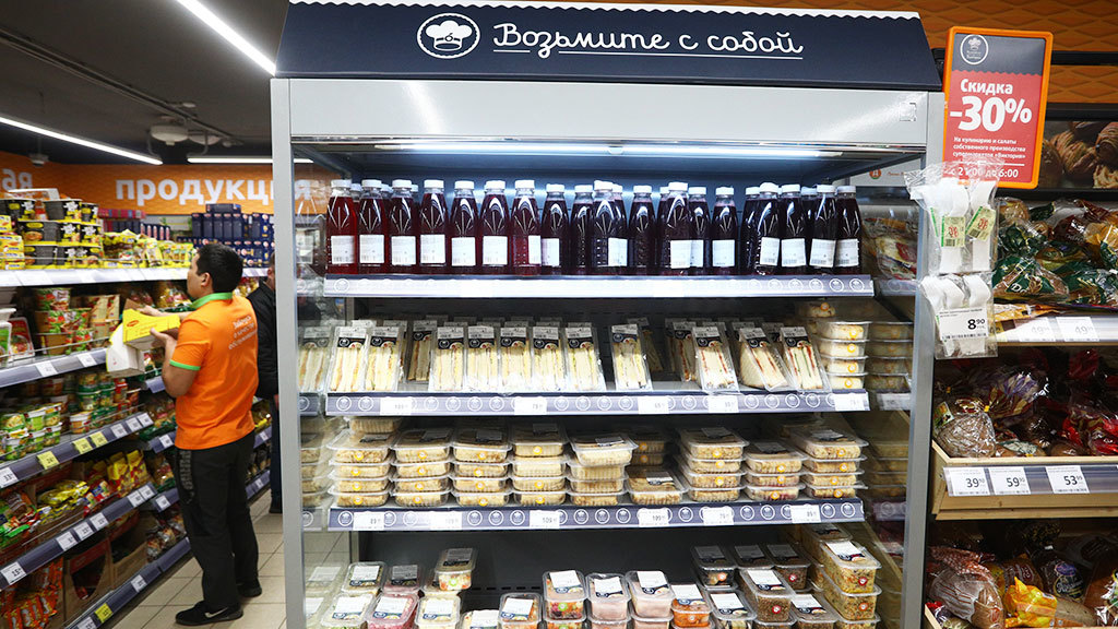 Еда маркет москва. Полки продуктового магазина с товаром. Рынок готовой еды. Калининский магазин Брянск. Универмаг Добрынинский