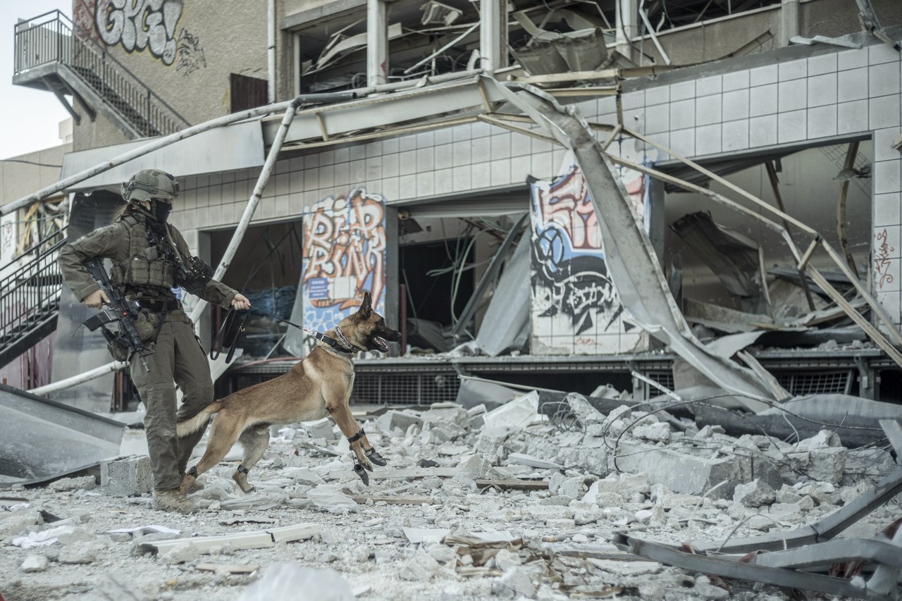 Израильские спасатели работают на руинах здания в Хайфе, июнь 2025 г.